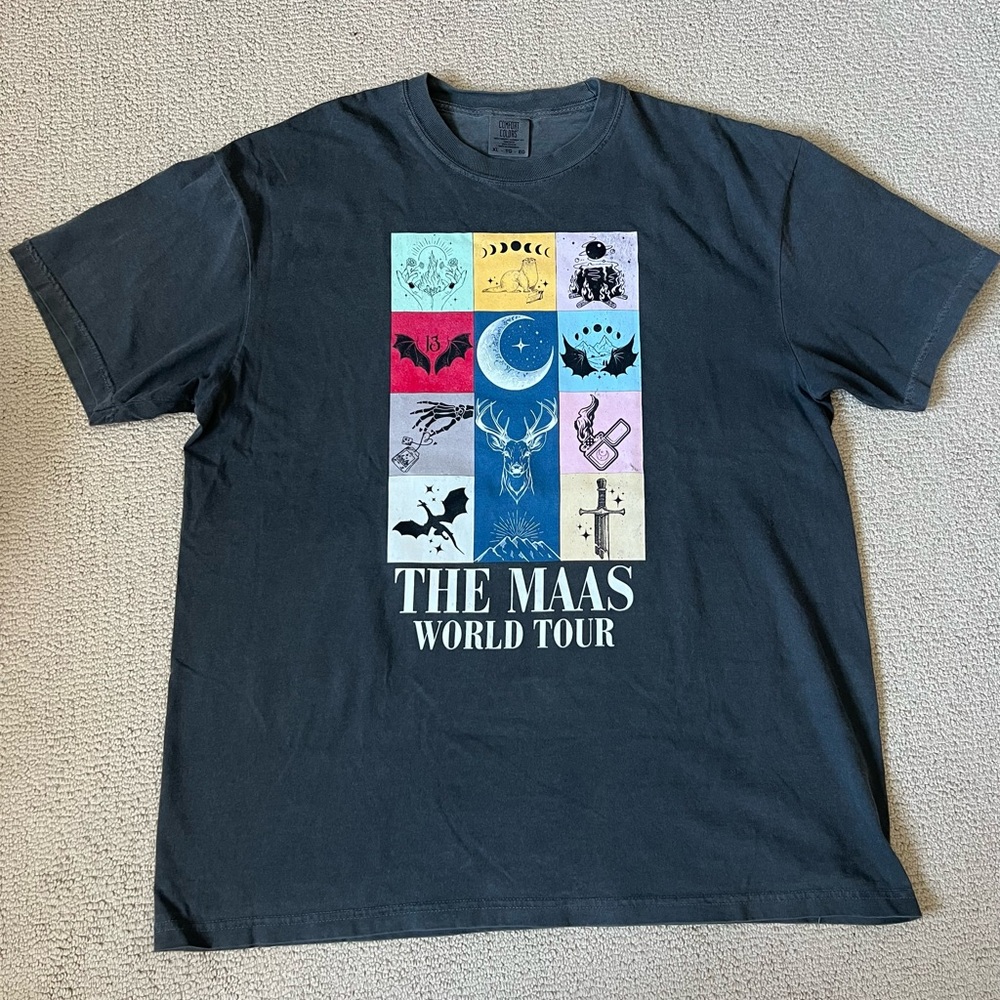 Sarah J Maas World Tour Tee - Black size XL